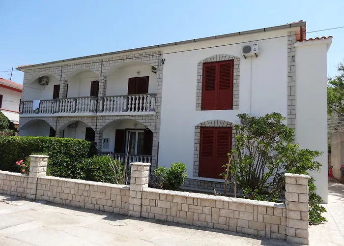 Pensión & Kaurloto Pag Town