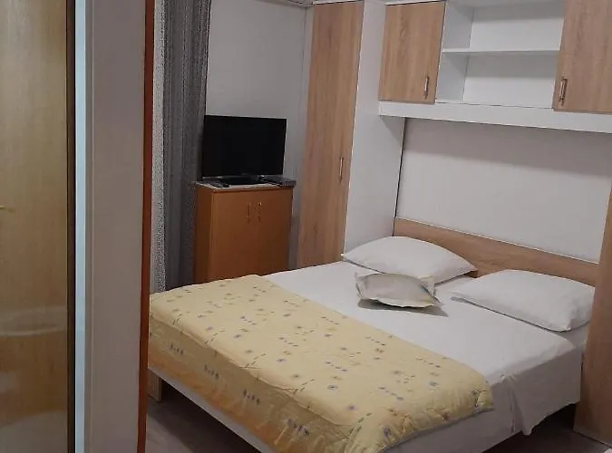 & Kaurloto 3* Pag Town