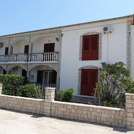 Guest house & Kaurloto Pag Town