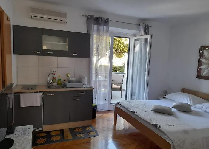 Rooms&apartments Kaurloto Pag Town