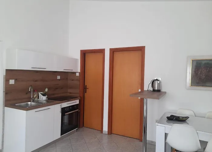 Rooms&apartments Kaurloto Pag Town