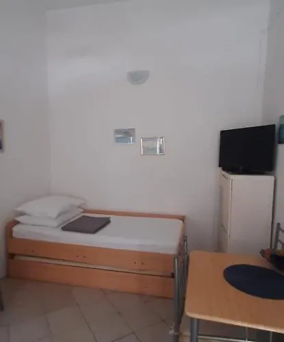 Rooms&apartments Kaurloto 3* Pag Town